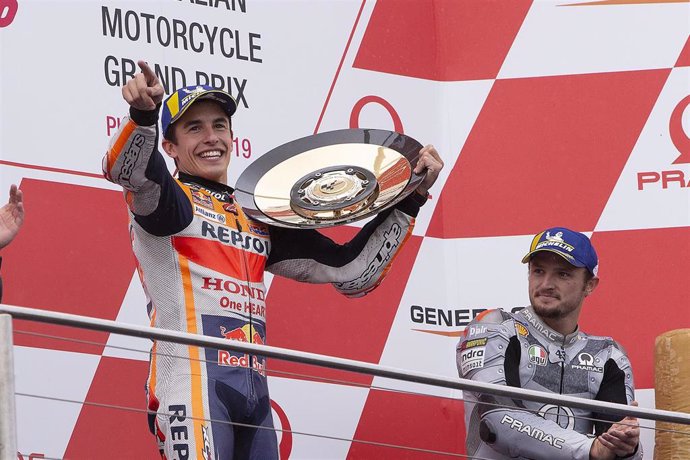El piloto español Marc Márquez (Repsol Honda), vencedor de la carrera de MotoGP del Gran Premio de Australia, en el podio junto al australiano Jack Miller