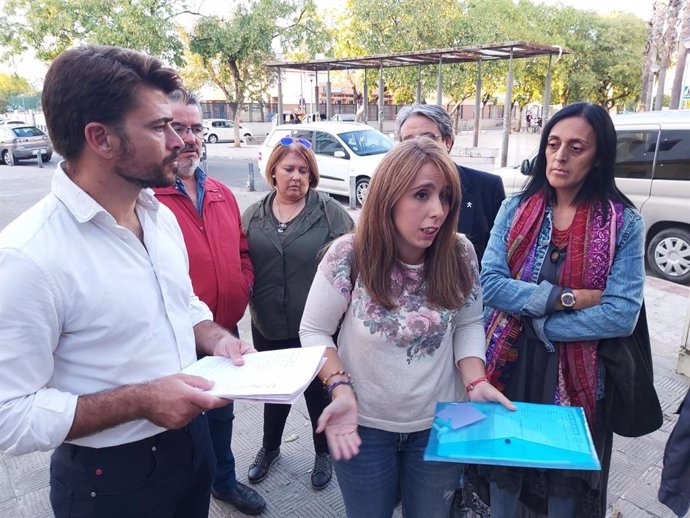 El portavoz del Grupo Popular en el Ayuntamiento de Sevilla, Beltrán Pérez, en una visita al barrio de San Jerónimo