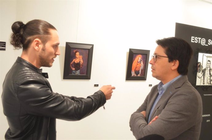 El artista Joaquín Berenguel presenta una exposición en la Galería Alfareros, acompañado del diputado provincial de Cultura y Cine, Manuel Guzmán