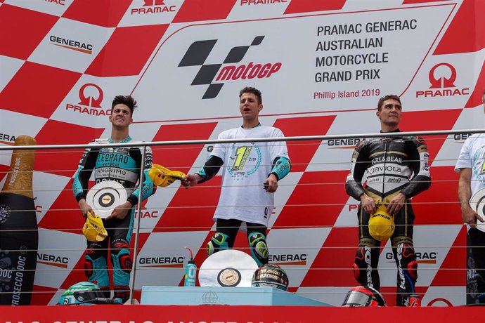 El piloto italiano Lorenzo Dalla Porta, campeón del mundo de Moto3, en el podio junto a los españoles Marcos Ramírez y Albert Arenas