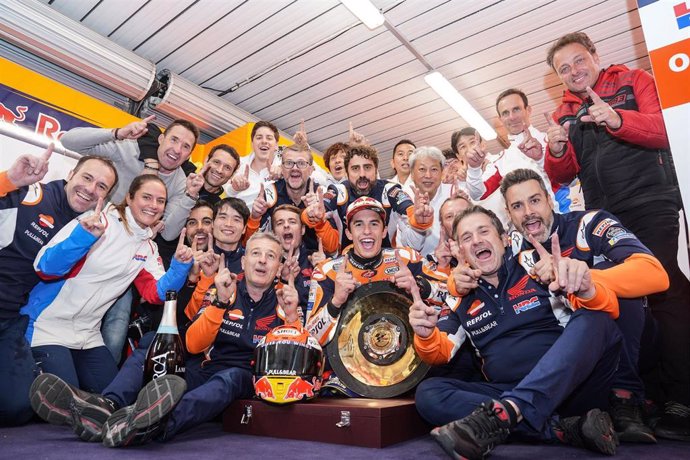 El piloto español de MotoGP Marc Márquez (Repsol Honda) celebra con su equipo su victoria en el Gran Premio de Australia
