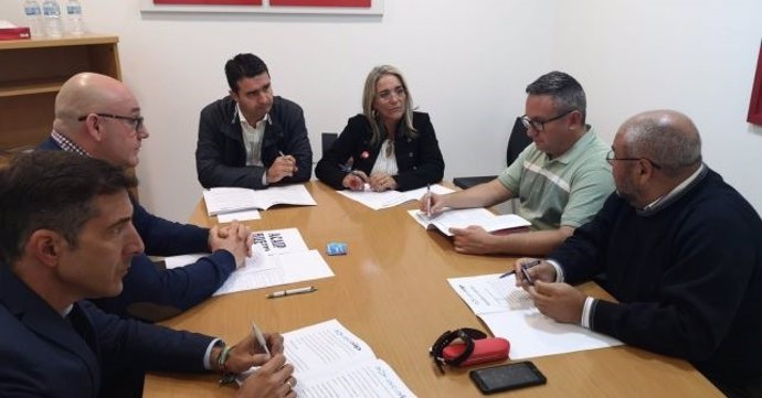 Los candidatos al Senado por el PSOE de Huelva Amaro Huelva, Pepa González Bayo y Jesús González, con representantes de la Agrupación de los Cuerpos de la Administración de Instituciones Penitenciarias