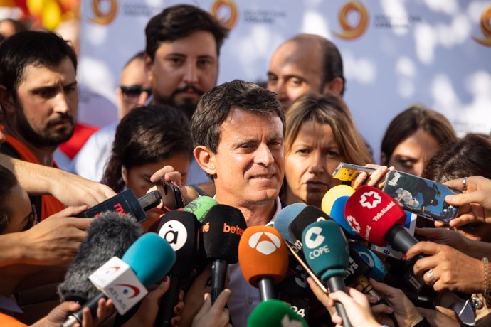 El conseller de l'Ajuntament de Barcelona i ex-primer ministre francs, Manuel Valls, atén els mitjans de comunicació durant la manifestació de Sociedad Civil Catalana.