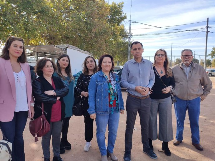 El candidato del PSOE de Córdoba al Senado Alfonso Muñoz este domingo en el mercadillo de El Arenal
