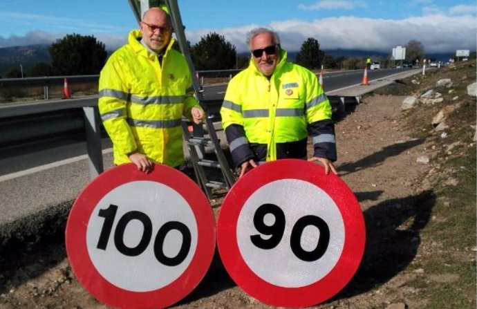 El director general de Carreteras, Javier Herrero; y el director general de Tráfico, Pere Navarro, cambiando la última señal que limita la velocidad a 100 km/h por la de 90 km/h en carreteras convencionales