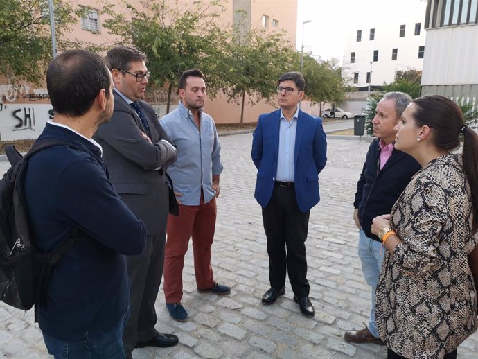 Álvaro Pimentel visita el barrio del Porvenir, acompañado de la concejal Amelia Velázquez (Cs)