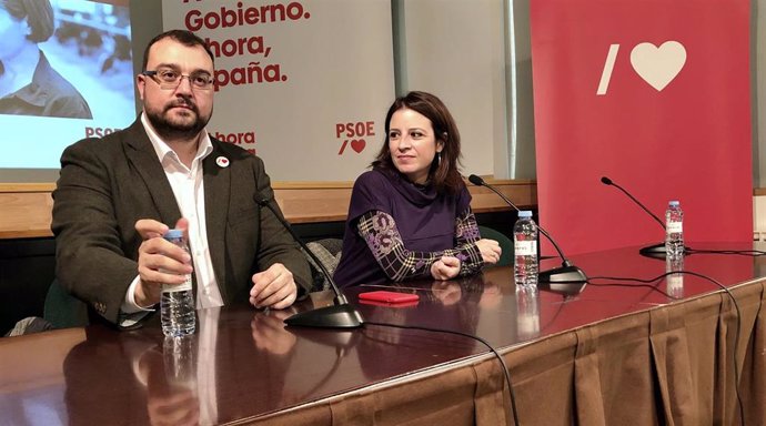 El presidente del Principado, Adrián Barbón, junto a la vicesecrcetaria general del PSOE y candidata asturiana al Congreso, Adriana Lastra, en un acto en Laviana.