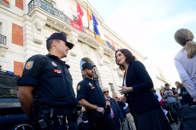 Isabel Díaz Ayuso cuelga una bandera de Cataluña en la Puerta del Sol de Madrid