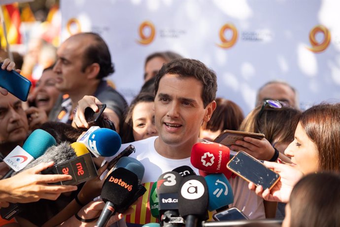 Albert Rivera  (Cs) parlant amb els mitjans durant una manifestació de Societat Civil Catalana contra el 'procés', a Barcelona (Catalunya, Espanya), a diumenge 27 d'octubre de 2019.