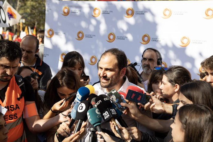 El president de Societat Civil Catalana, Fernando Sánchez Costa, atén els mitjans de comunicació durant la manifestació sota el lema 'Per la concrdia, per Catalunya: Prou!', a Barcelona (Catalunya/Espanya) a 27 d'octubre de 2019.