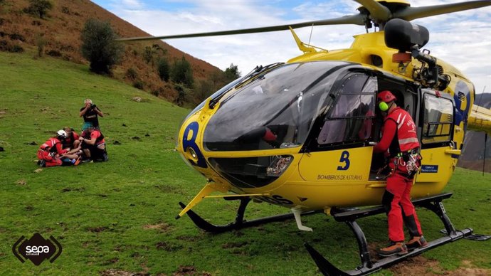 Rescate de un deportista herido durante una carrera de montaña en Sobrescobio.