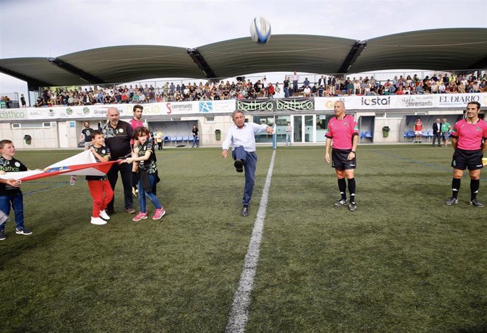El presidente de Cantabria, Miguel Ángel Revilla, efectúa el saque de honor en el derby cántabro de rugby entre el Bathco y el Independiente, con victoria de este último por 20-30