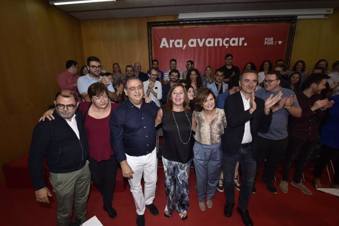 Los socialistas Cosme Bonet, Susanna Moll, Alfonso Rodríguez, Francina Armengol, Carmen Calvo y Pere Joan Pons, en un acto de campaña en Calvi.