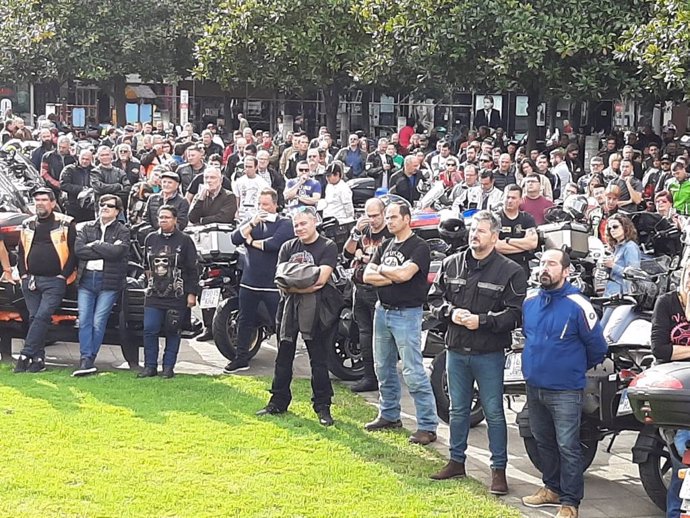 El diputado de Ciudadanos Sergio García, segundo por la derecha, participa en la movilización de motoristas por sistemas de guardarraíles más seguros en Gijón.