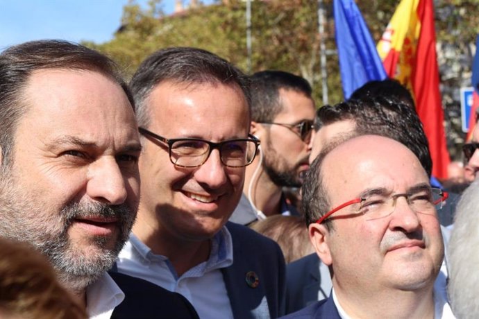Conesa junto al secretario de organización del PSOE, José Luis Ábalos, y el secretario del PSC, Miquel Iceta, en Barcelona