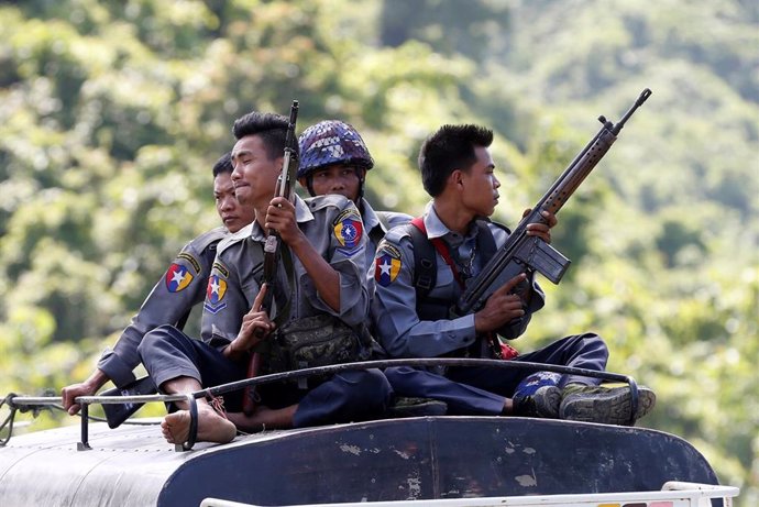 Policías en el norte de Birmania