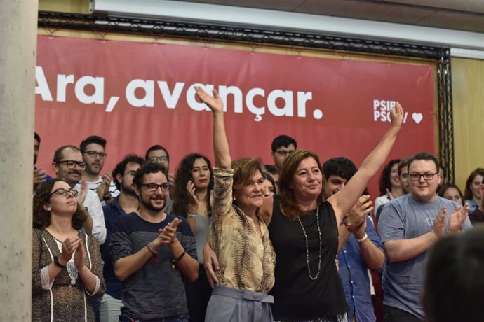 Las socialistas Carmen Calvo y Francina Armengol, en un acto de campaña en Calvi.