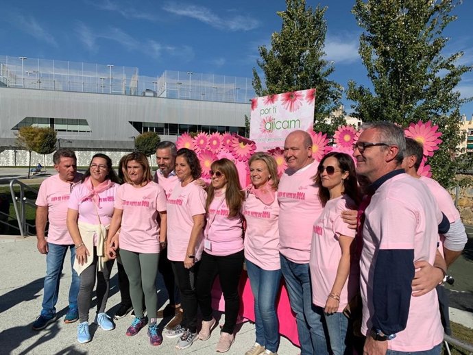 El consejero de Hacienda, Industria y Energía, Juan Bravo, participa en la Marcha 'Jaén se viste de Rosa' convocada por Ajicam.