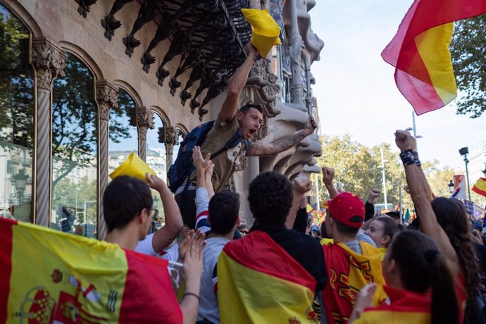 Participants de la manifestació de Societat Civil Catalana sota el lema 'Per la concrdia, per Catalunya: Prou!' retiren un lla groc, a Barcelona (Catalunya/Espanya) a 27 d'octubre de 2019.