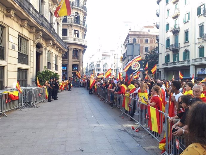 Concentrados ante la Jefatura de Policía Nacional en Barcelona en apoyo a la actuación policial en los disturbios tras la sentencia del proceso independentista, en la Via Laietana, el 27 de octubre de 2019