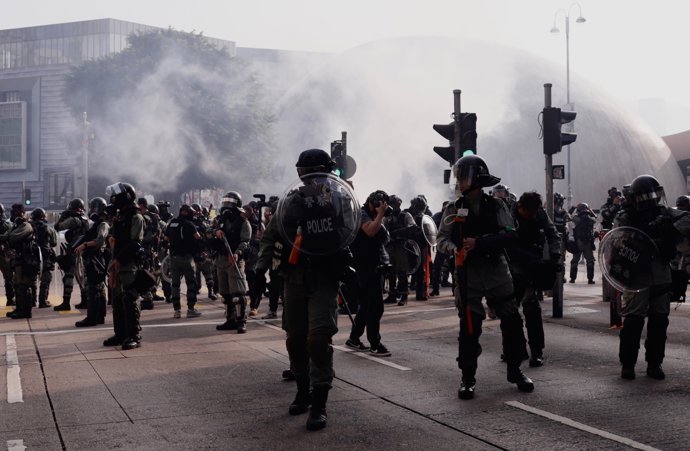 27 October 2019, China, Hong Kong: Riot police officers stand guard in Nathan Road during an anti-government demonstration. Photo: Liau Chung-Ren/ZUMA Wire/dpa