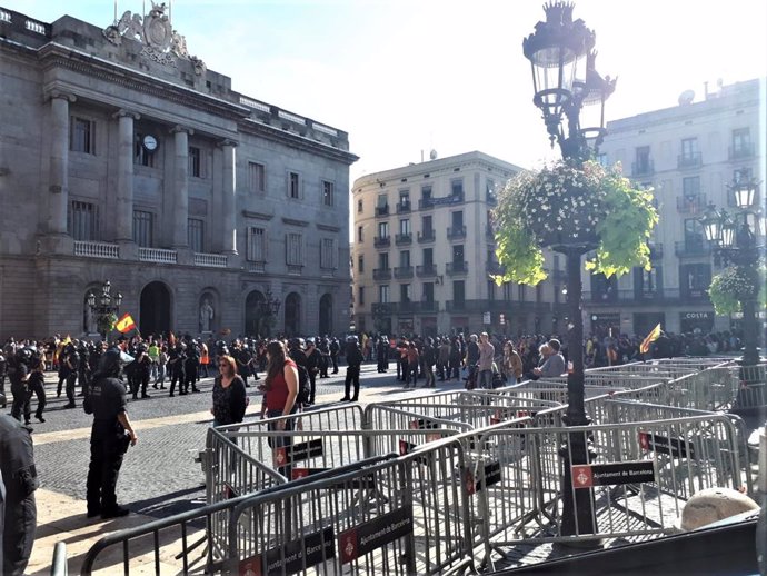Concentració constitucionalista enfront d'una independentista a la plaa Sant Jaume de Barcelona, dividides per un cordó policial de Mossos d'Esquadra, el 27 d'octubre de 2019.