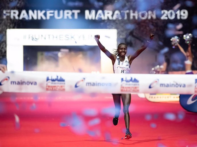 La keniana Valary Jemeli Aiyabei gana el maratón de Frankfurt