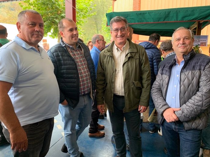 El candidato de Cs por Asturias, Ignacio Prendes,  acompañado por concejales y miembros de las agrupaciones de la formación naranja en el oriente de Asturias.