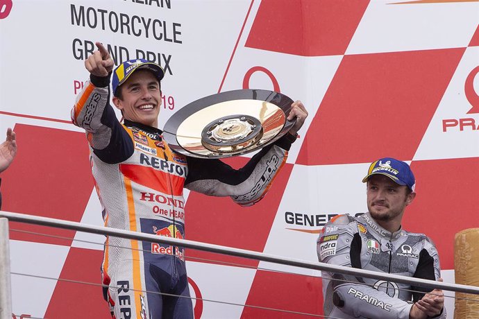 El pilot espanyol Marc Márquez (Repsol Honda), guanyador de la carrera de MotoGP del Gran Premi d'Austrlia, al podi al costat de l'australi Jack Miller.
