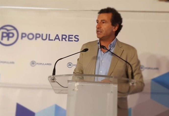 El presidente del PP balear, Biel Company, en un acto de campaña en Muro.