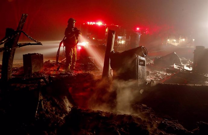 EEUU.- Uno de los incendios de California obliga a la evacuación de 180.000 pers