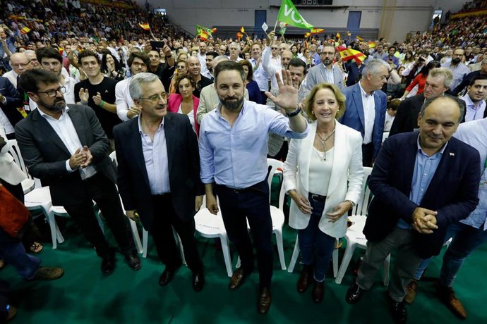 el funcionario de prisiones José Antonio Ortega Lara (2i), el presidente de Vox, Santiago Abascal (3i) y la candidata de la formación al Congreso por Murcia Lourdes Méndez (2d), asisten al mitin de Vox en Murcia (España), a 27 de octubre de 2019.