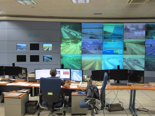 Sala de pantallas del Centro de Gestión de Tráfico de la DGT en una imagen de archivo