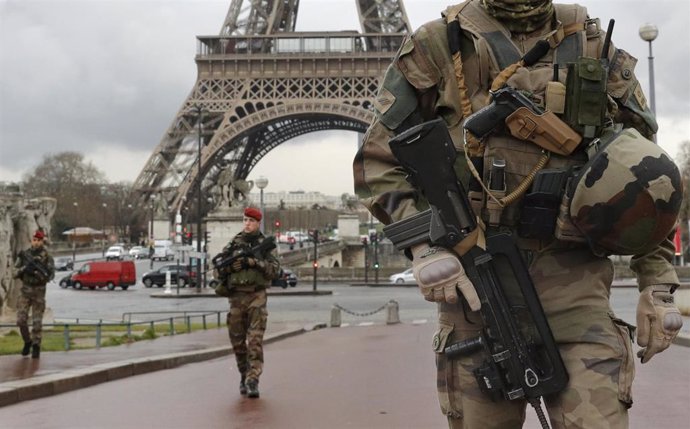 Militares junto a la Torre Eiffel