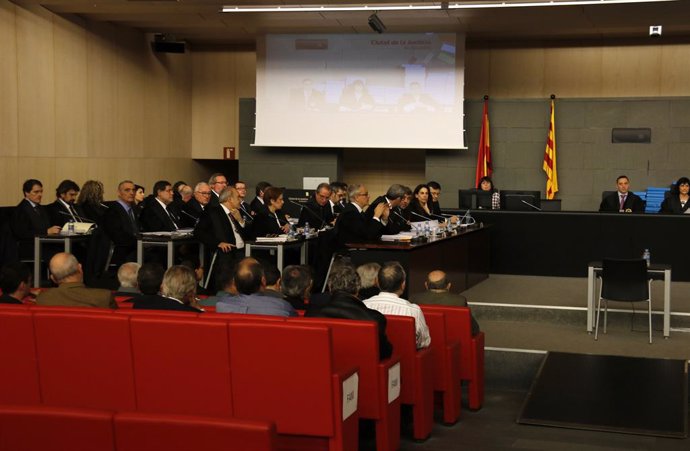 Els acusats del cas Palau d'esquena durant el judici que es va celebrar en la Ciutat de la Justícia de Barcelona en 2017