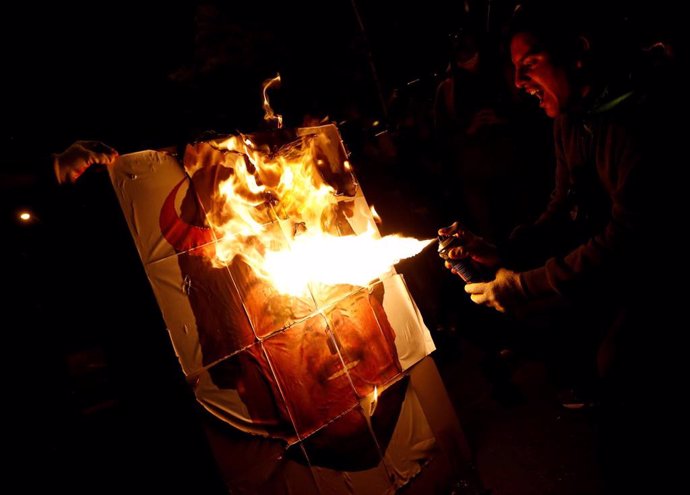 Manifestantes queman un cartel con la cara del presidente boliviano, Evo Morales