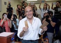 Martínez y Lacalle Pou se trasladan a sus cuarteles generales tras el cierre de las urnas en Uruguay