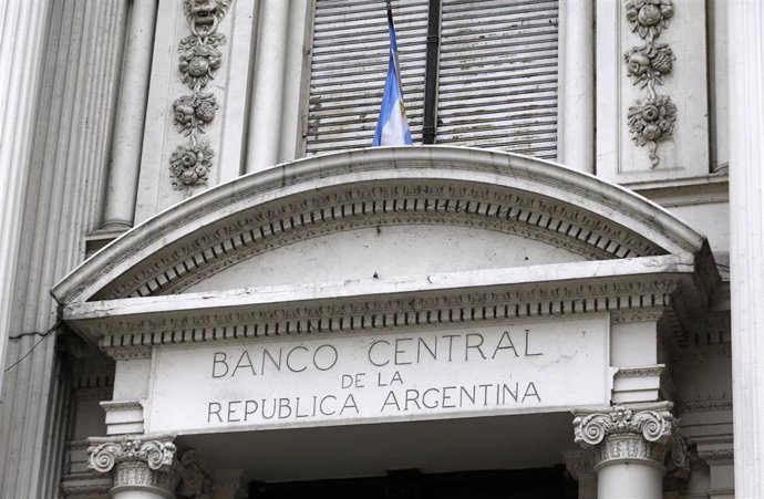    El Banco Central de la República Argentina (BCRA) ha vuelto a intervenir en el mercado cambiario para intentar bajar el precio del dólar por primera vez desde que se lograra el acuerdo con el Fondo Monetario Internacional (FMI)
