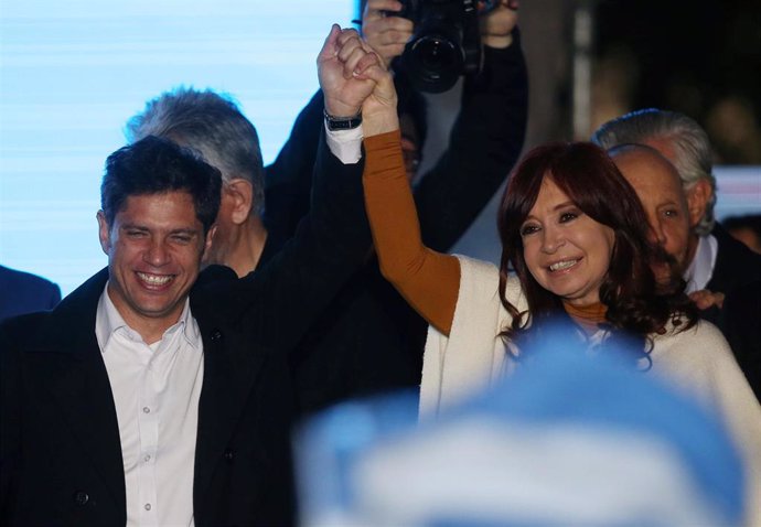 El nuevo gobernador de Buenos Aires, Axel Kicillof, junto a la expresidenta de Argentina Cristina Fernández de Kirchner