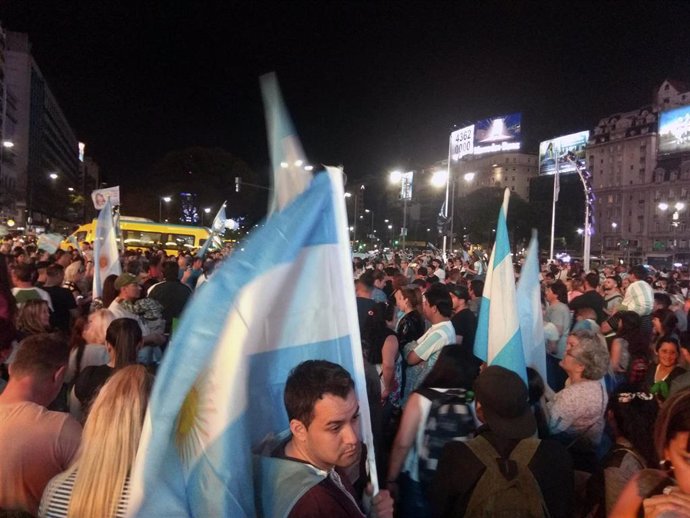 Imagen de seguidores de Fernández en el Obelisco de Buenos Aires tras los comicios.