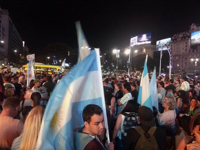 Argentina.- Cientos de personas se reúnen en el Obelisco de Buenos Aires para ce