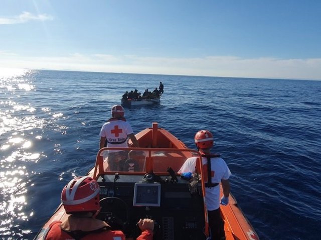 Una de las pateras rescatadas por Cruz Roja en Alicante