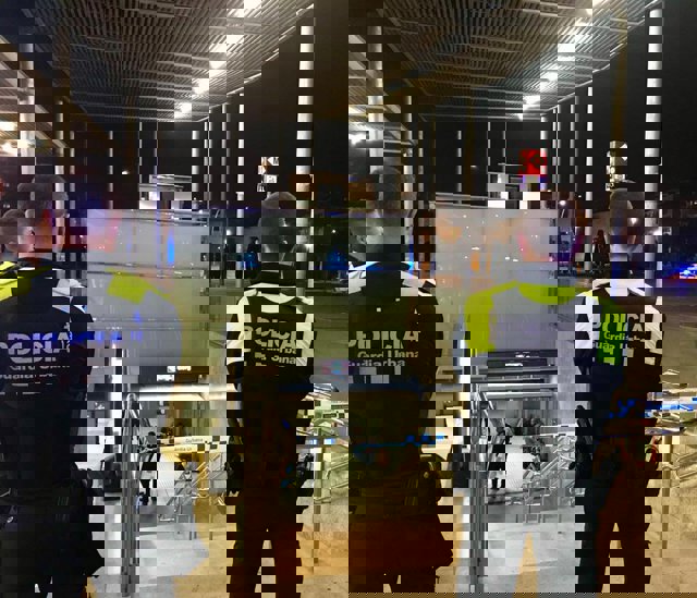 Agentes de la Guardia Urbana de Badalona tras la pelea pelea en Badalona