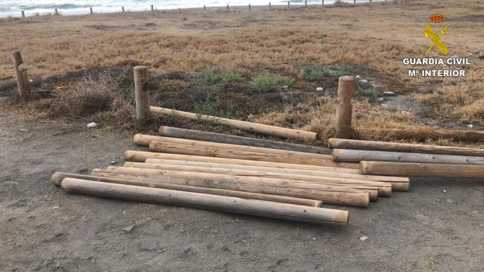 Postes de  madera recuperados tras el robo en Mojácar (Almería)
