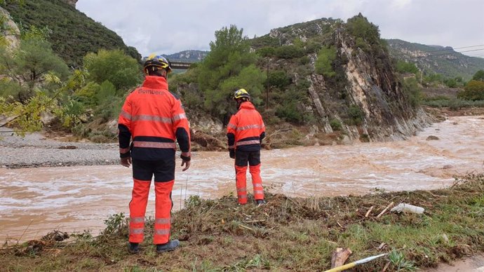 Los Bombers de la Generalitat en Vilaverd tras las lluvias