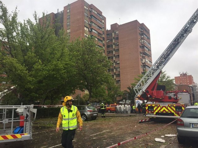 Bomberos y personal del Samur en la zona de Puente de Vallecas afectada por la explosión en la última planta de un edificio