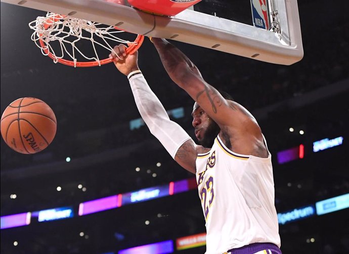 El base del Los Angeles Lakers machaca el aro en el partido contra los Hornets