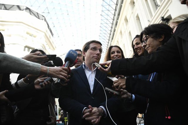 El alcalde de Madrid, José Luis Martínez-Almeida, ofrece declaraciones a los medios de comunicación durante la inauguración de la Verbena del Centenario del Palacio de Cibeles en Madrid (España), a 25 de octubre de 2019.