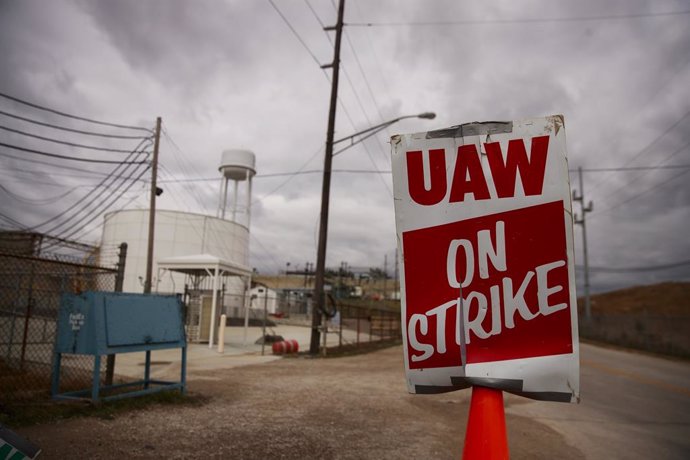 October 16, 2019 - Bedford, Indiana, United States: A strike sign is displayed as United Auto Workers (UAW) members picket outside the Bedford Casting Operations plant. UAW leaders announced today they have reached a tentative deal with General Motors t
