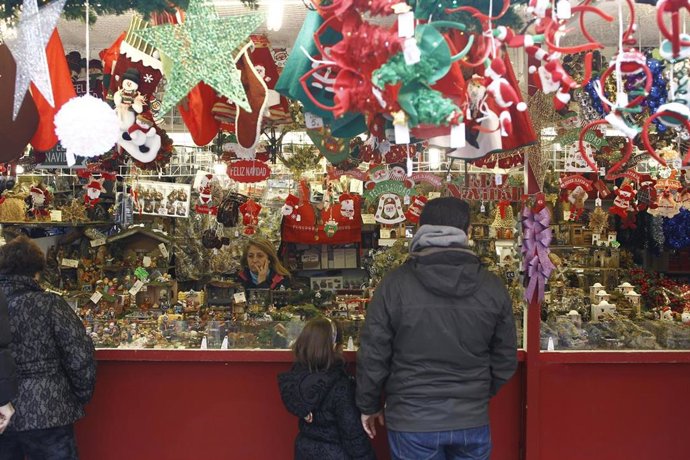 Navidad, navidades, adorno, adornos, compras, compra, niño, niña, niños, niñas, padre, padres, hijo, hijos, hija, hijos